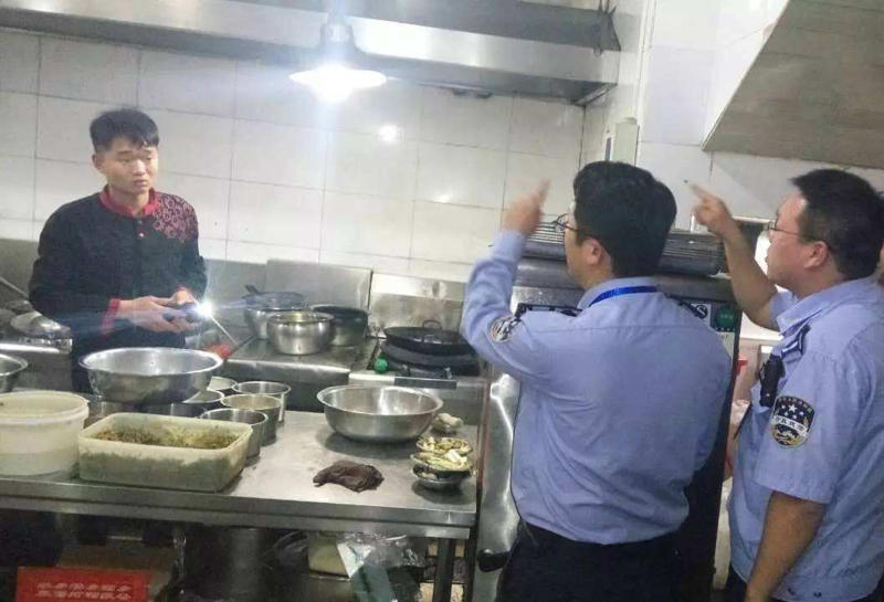 当场查验酒店油烟净化设备安装情况